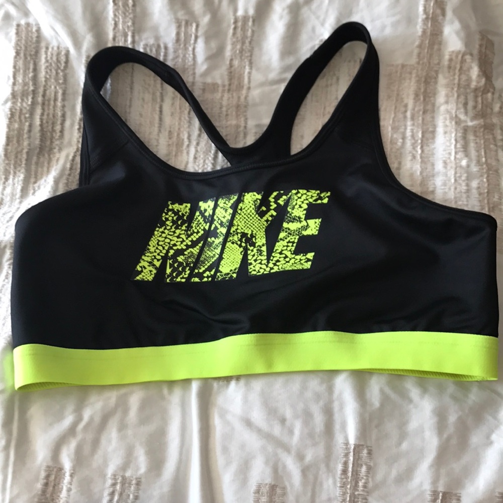 Bundle of 4 Nike sports bras size L / XL like new